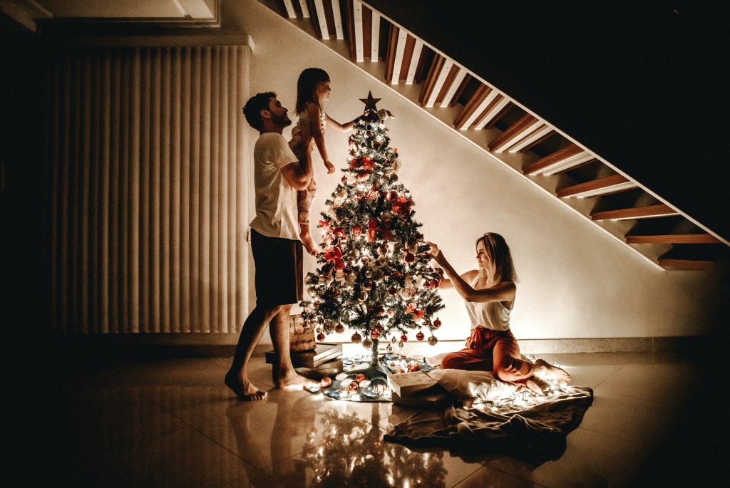 familia en el árbol de navidad