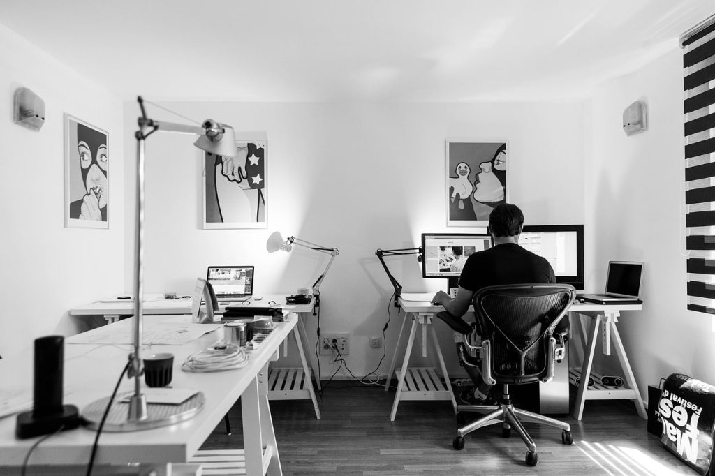 Trabajar a solas es una de las características de los introvertidos en el trabajo