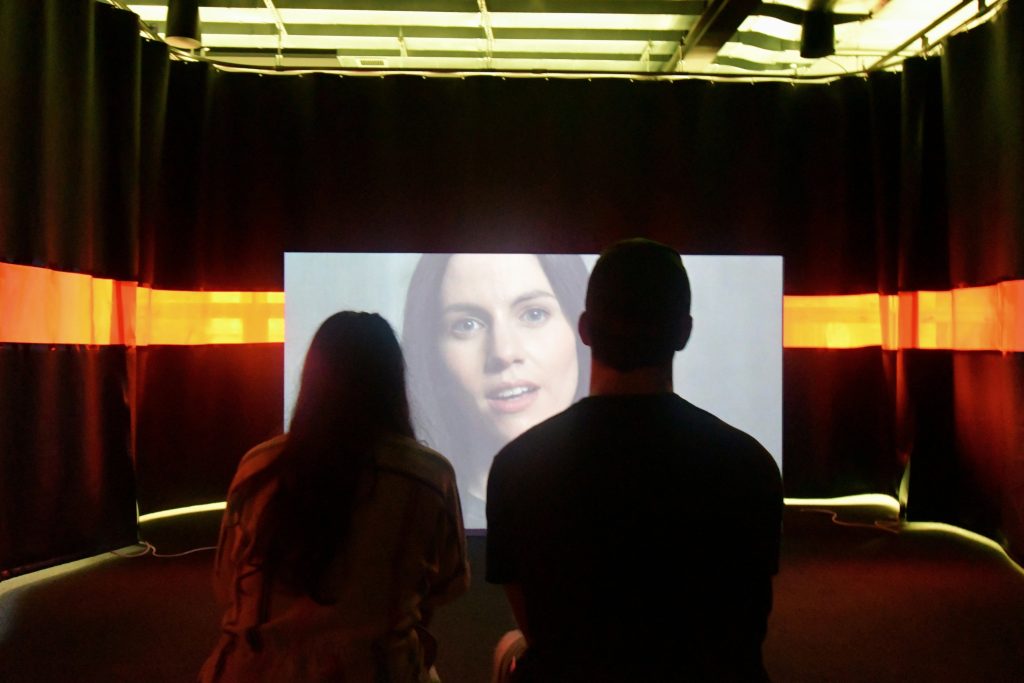 los introvertidos socializan viendo peliculas
