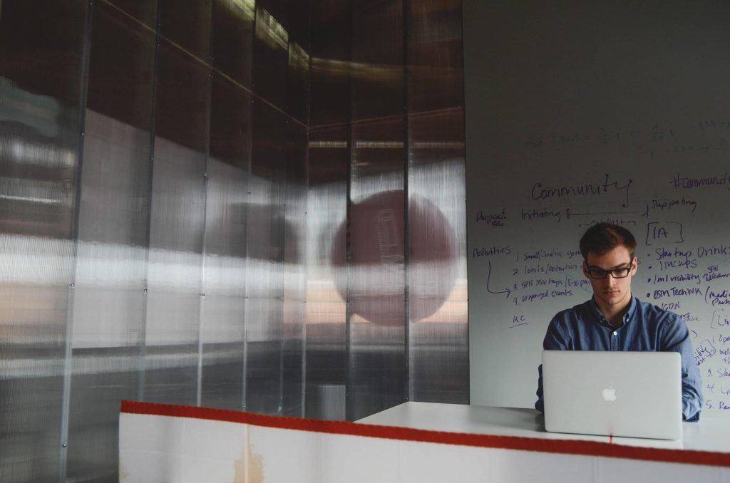 introvertido en la oficina