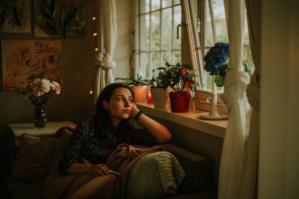 introvertido en su refugio sensorial