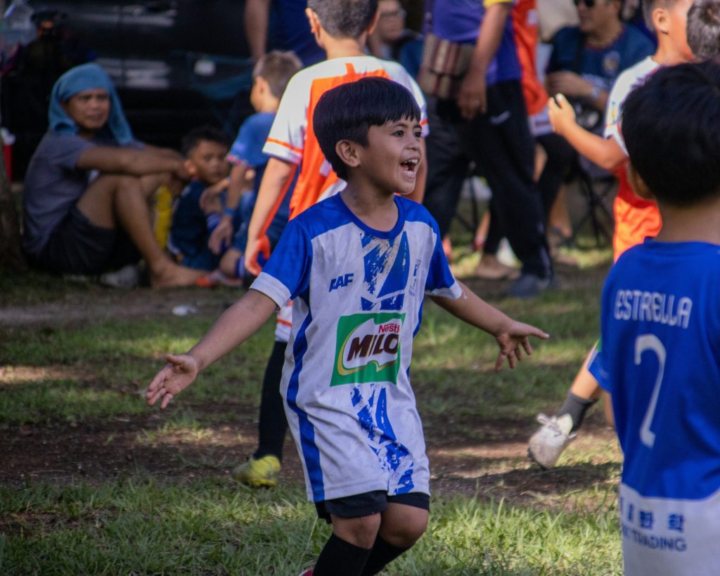 niño introvertido disfrutando actividad extraescolar